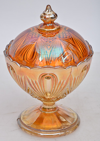 Bomboniere de vidro Carnival Glass, alt.19 cm.