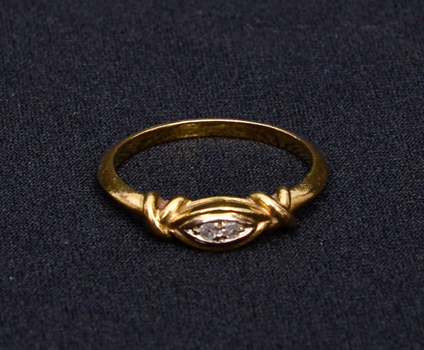 Antigo anel de ouro 18 k com brilhantes, peso 2,6 g.