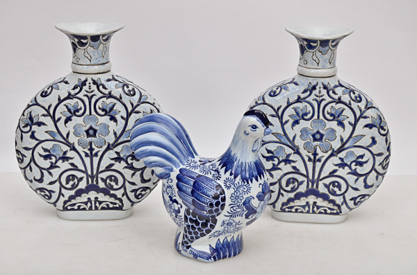 Tres peças de cerâmica azul e branca, sendo par de vasos e galinha...