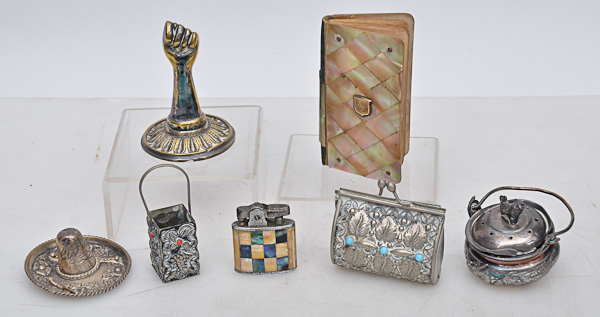 Lote com 7 pequenas peças, sendo missal, figa, bolsinha, chapéu...