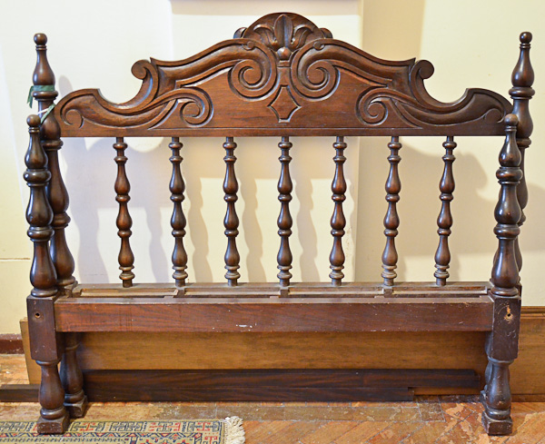 Cama de casal de madeira nobre com pinos torneados.(faltando os...
