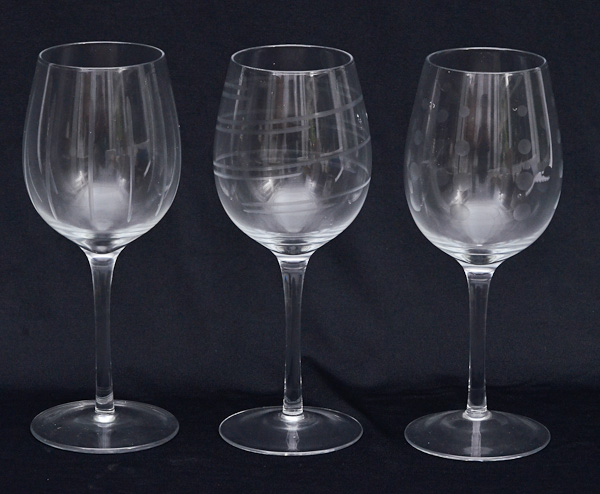 Conjunto com 18 cálices de vidro para vinho.