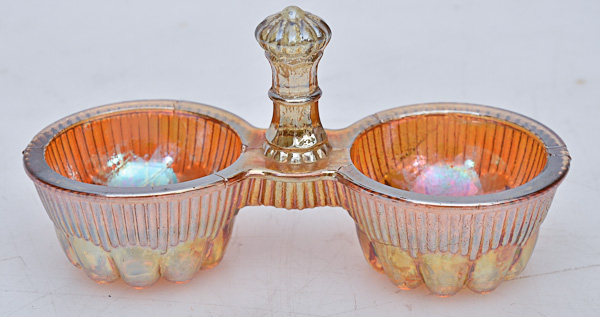 Saleiro-pimenteiro em Carnival Glass, alt.7 compr.14 cm.
