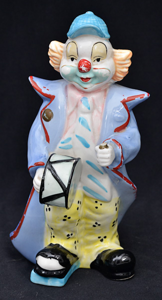Estatueta de porcelana policromada repres.palhaço, alt.23 cm.