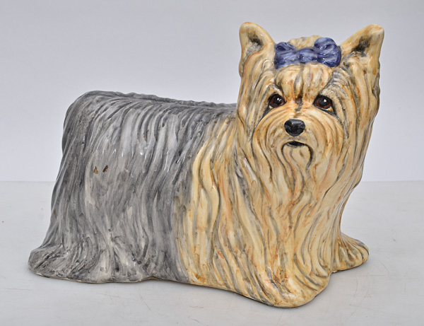 Cachorro de cerâmica nacional policromada, alt.26 cm.
