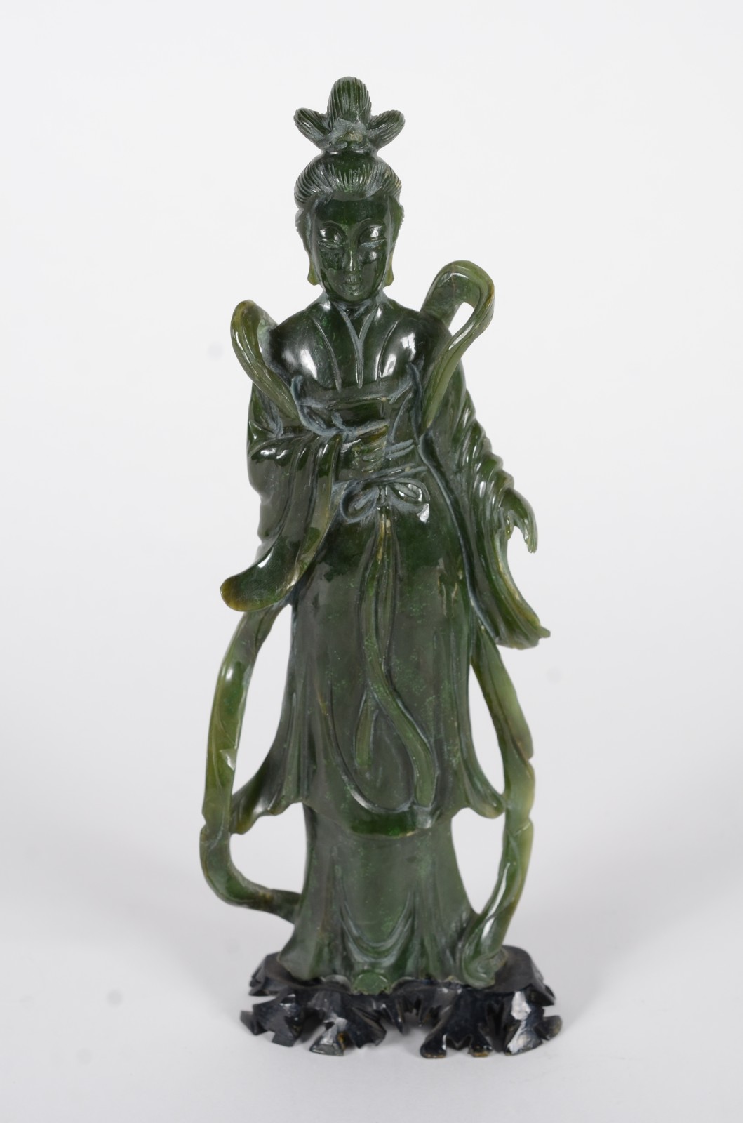 Escultura oriental representando Gueixa em pedra verde na cor de... - foto 1 de 6