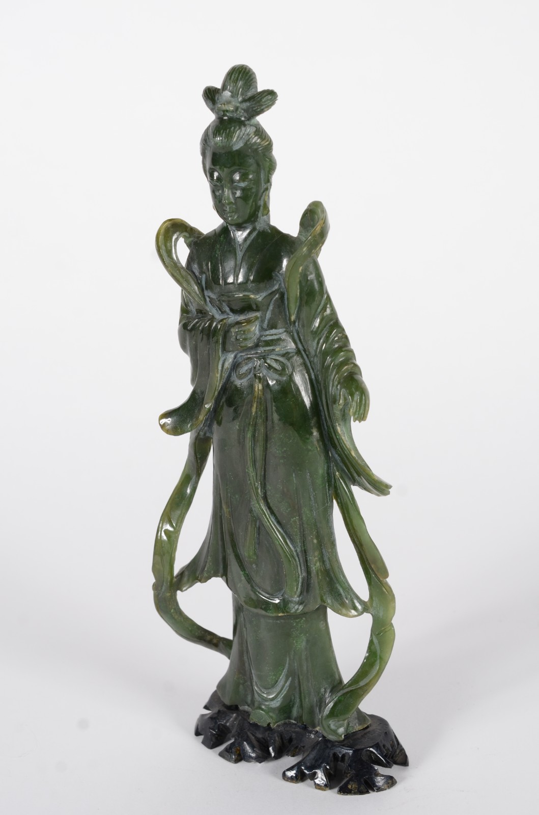 Escultura oriental representando Gueixa em pedra verde na cor de... - foto 3 de 6