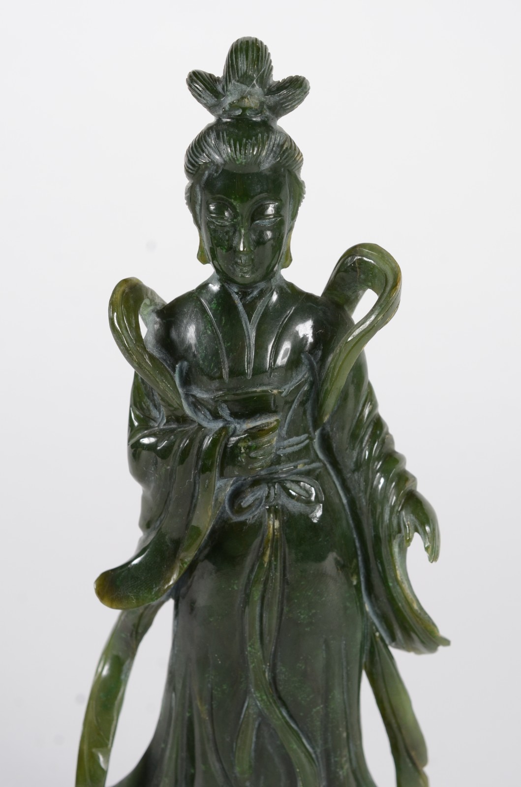 Escultura oriental representando Gueixa em pedra verde na cor de... - foto 2 de 6