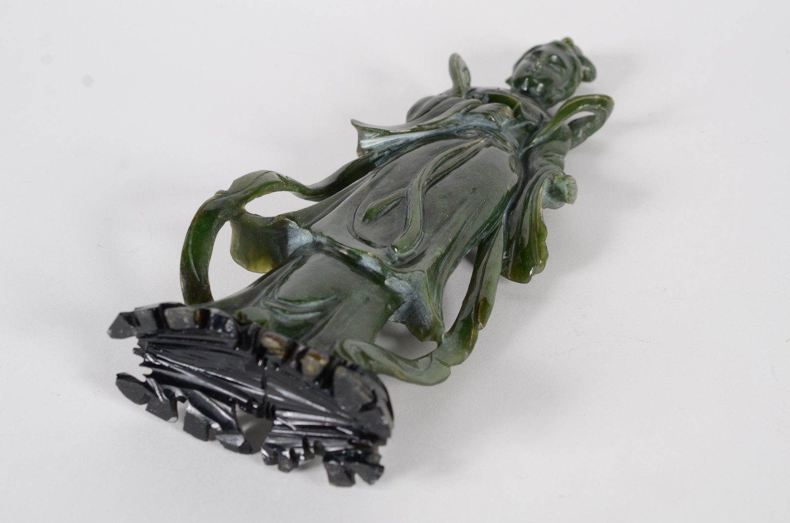 Escultura oriental representando Gueixa em pedra verde na cor de... - foto 6 de 6