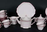 Serviço de chá de porcelana Tcheca na cor rosa ... - Serviço de chá de porcelana Tcheca na cor rosa  sendo: 12 xícaras com pires, 10 pratos de sobremesa, bule, leiteira ,açucareiro e prato para bol...