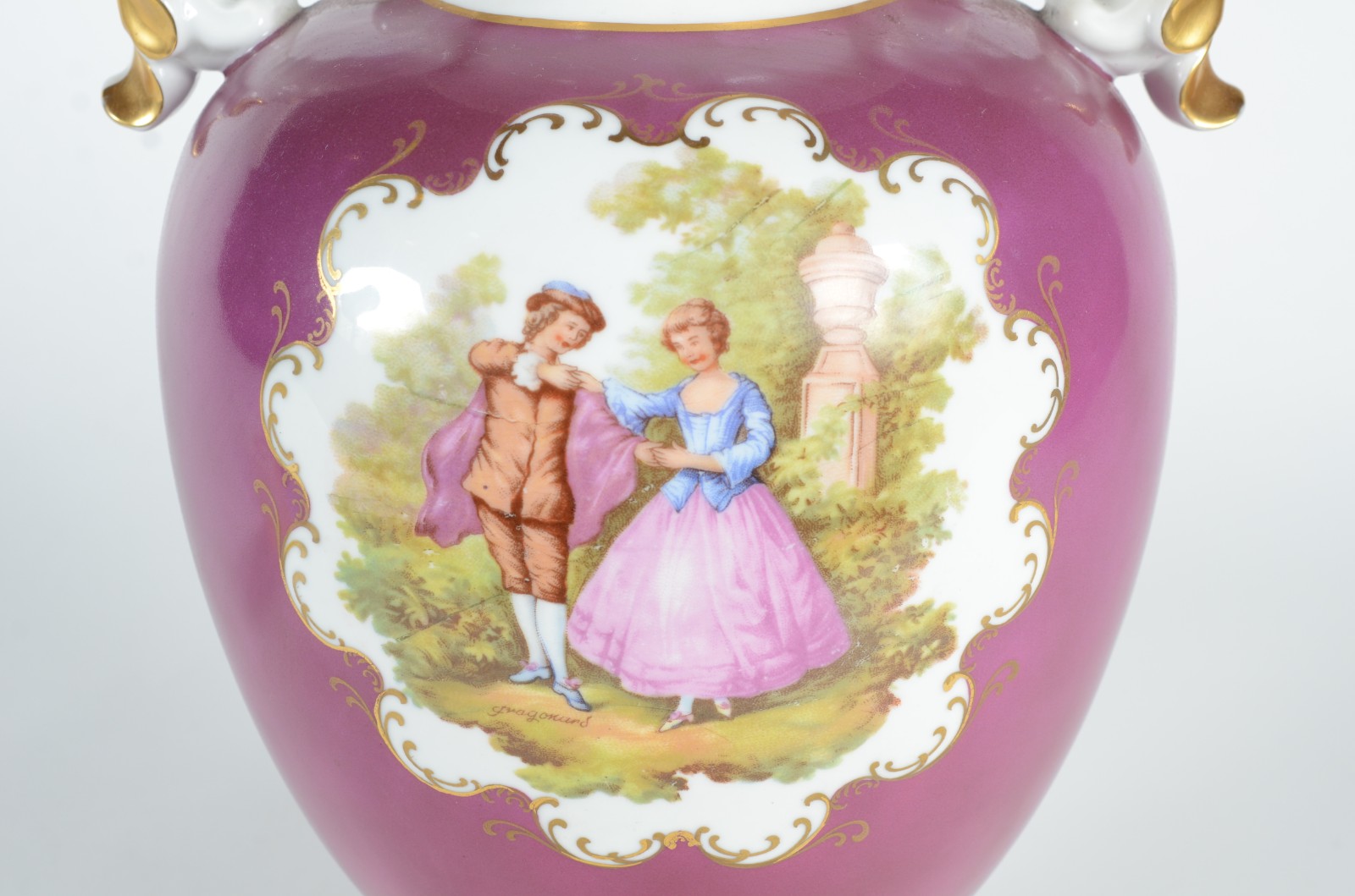 Potiche de porcelana Mauá decorado com cena romântica em policromia... - foto 2 de 7