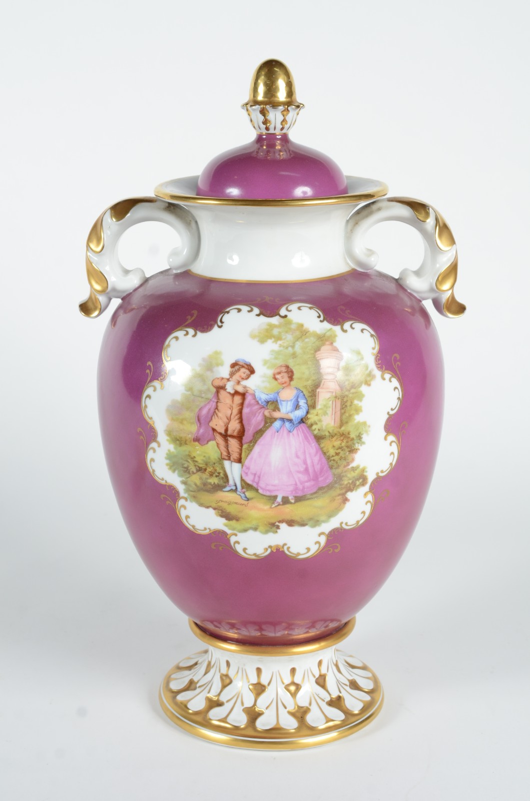 Potiche de porcelana Mauá decorado com cena romântica em policromia... - foto 1 de 7