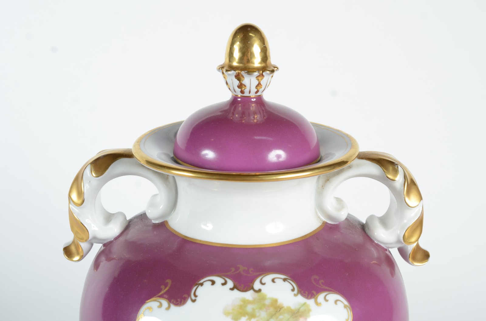 Potiche de porcelana Mauá decorado com cena romântica em policromia... - foto 3 de 7