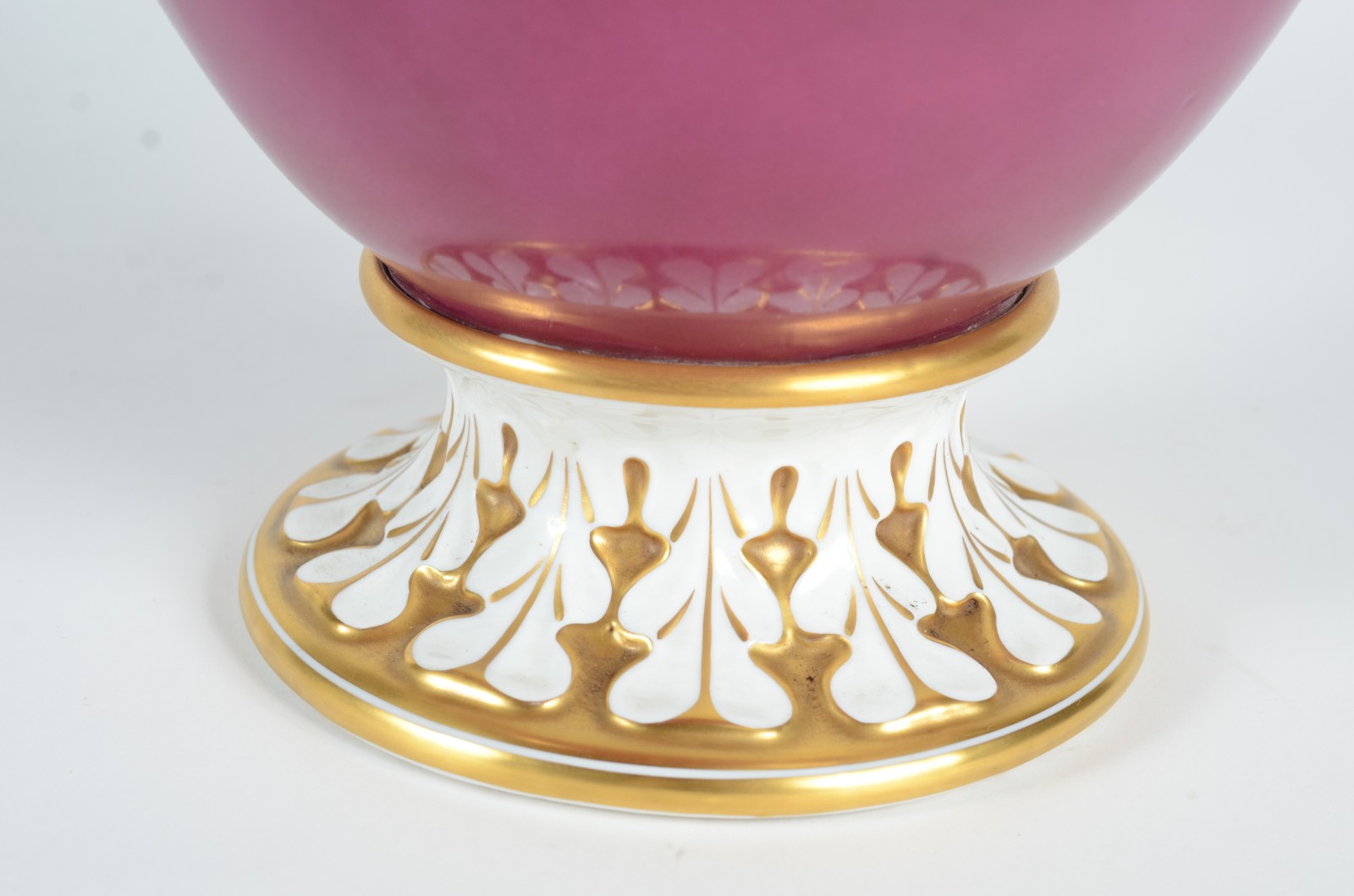 Potiche de porcelana Mauá decorado com cena romântica em policromia... - foto 4 de 7