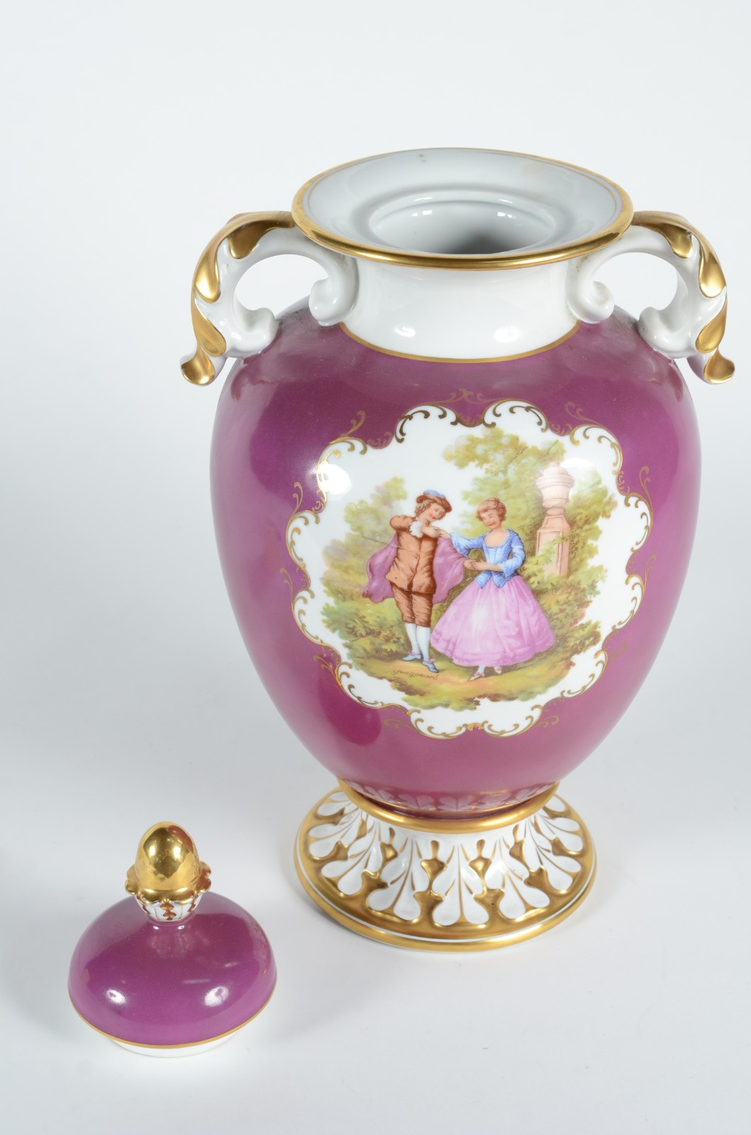 Potiche de porcelana Mauá decorado com cena romântica em policromia... - foto 5 de 7