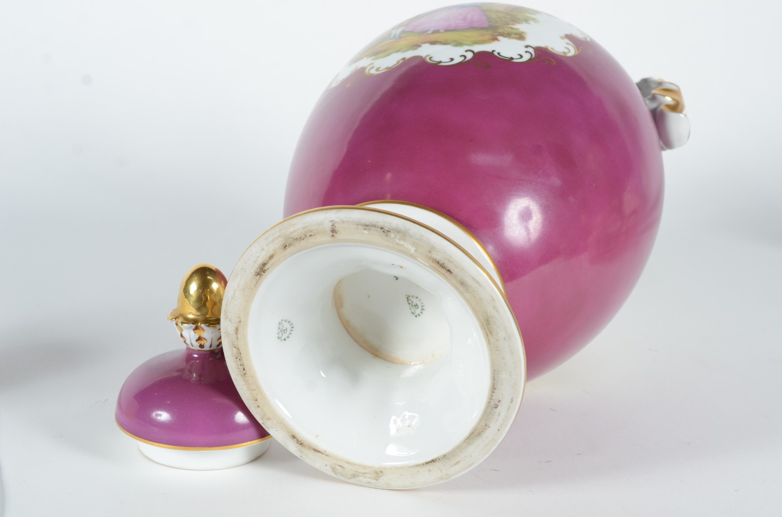 Potiche de porcelana Mauá decorado com cena romântica em policromia... - foto 6 de 7
