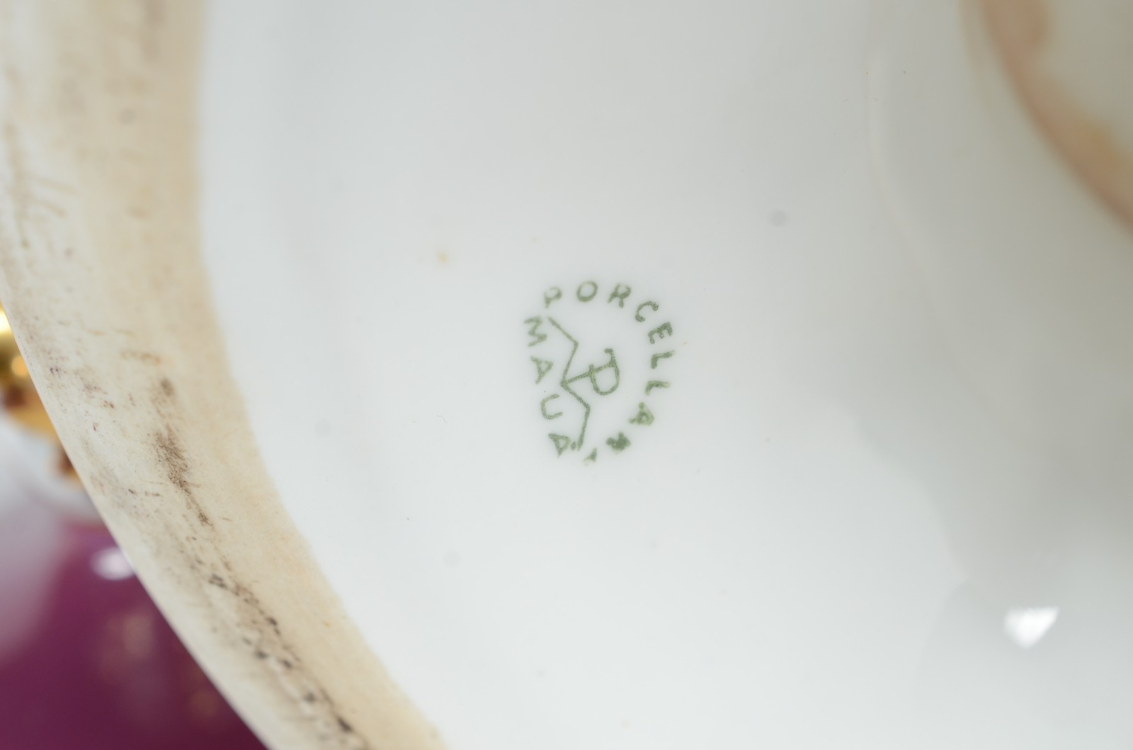 Potiche de porcelana Mauá decorado com cena romântica em policromia... - foto 7 de 7