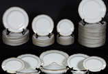 Aparelho de jantar de porcelana portuguesa Vist... - Aparelho de jantar de porcelana portuguesa Vista Alegre na cor branca com  frisos dourado  composto de : 19 pratos rasos, 11 fundos , 7 para sob...