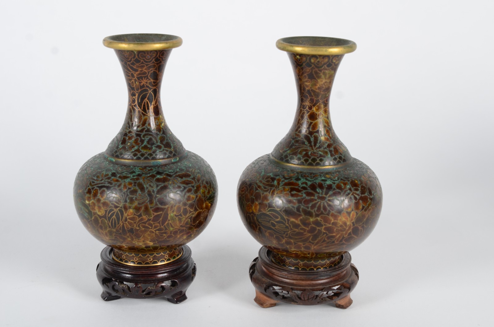 Par de vasos de cloisoné oriental, decoração floral, bases de madeira. - foto 1 de 5