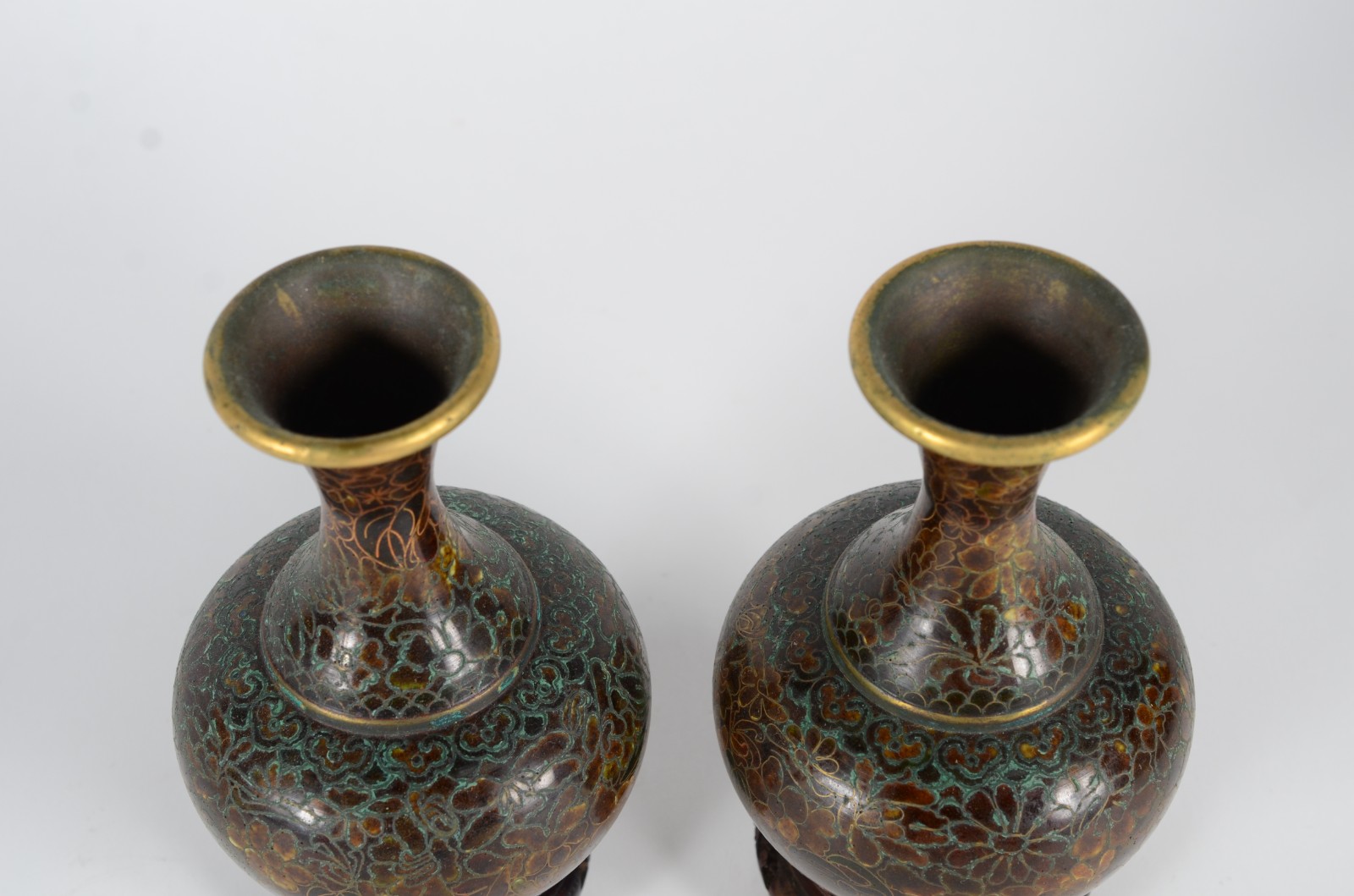 Par de vasos de cloisoné oriental, decoração floral, bases de madeira. - foto 2 de 5