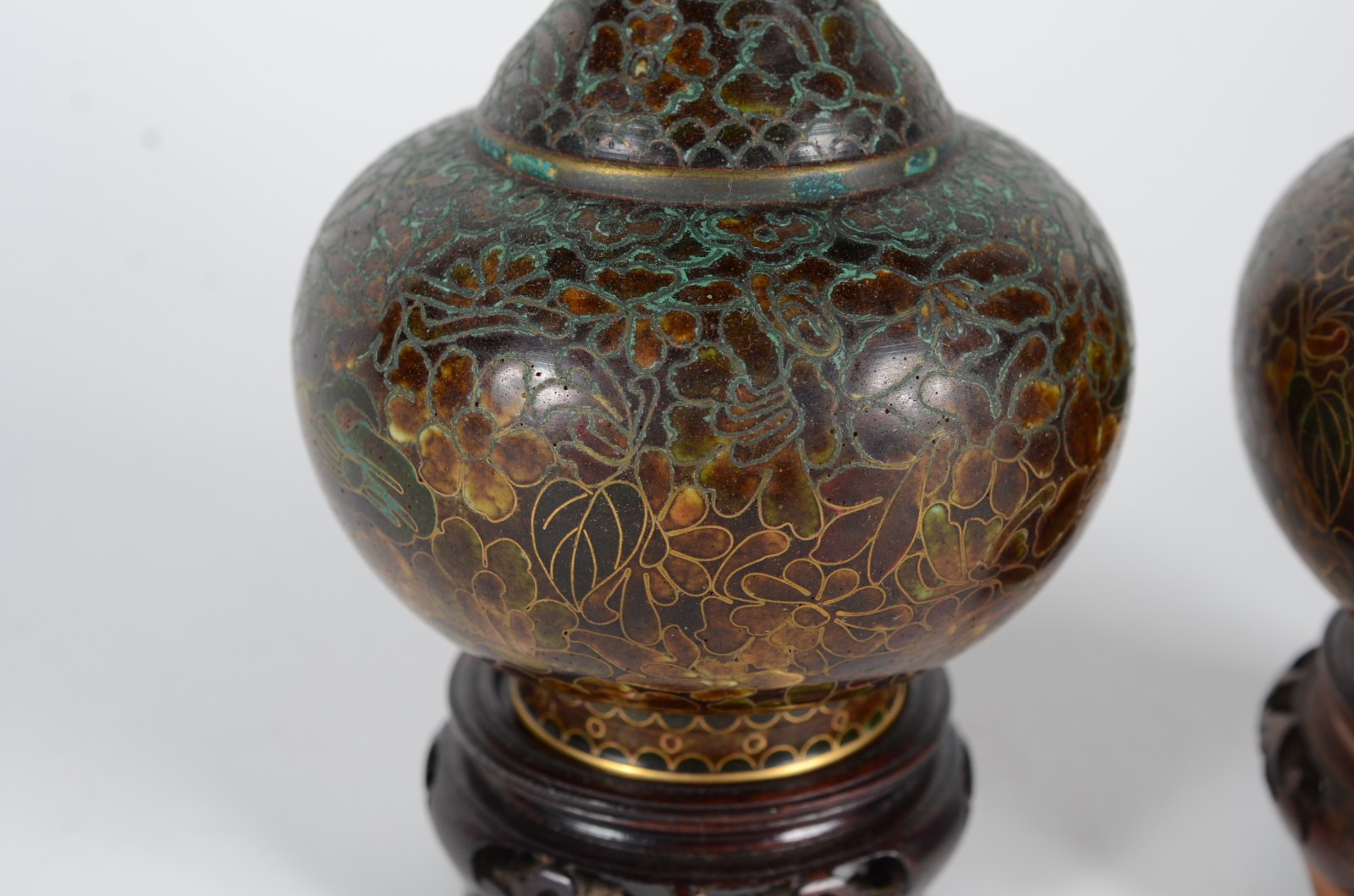Par de vasos de cloisoné oriental, decoração floral, bases de madeira. - foto 3 de 5