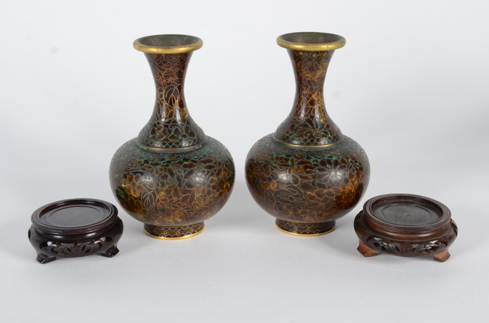 Par de vasos de cloisoné oriental, decoração floral, bases de madeira. - foto 4 de 5