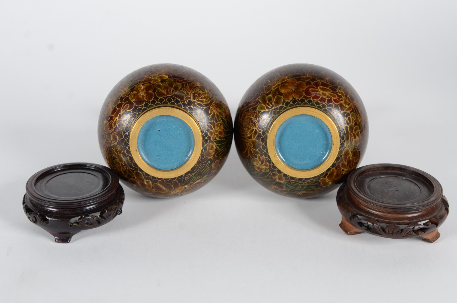 Par de vasos de cloisoné oriental, decoração floral, bases de madeira. - foto 5 de 5