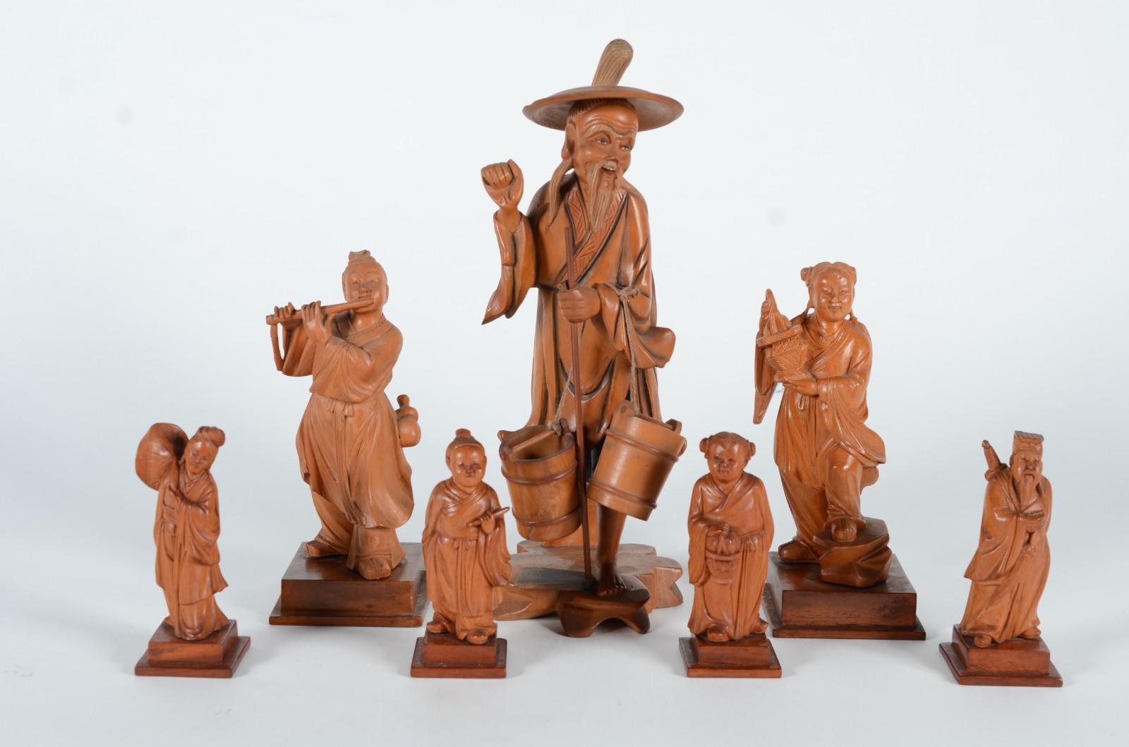 Conjunto com 7 estatuetas orientais esculpidas em madeira... - foto 1 de 5