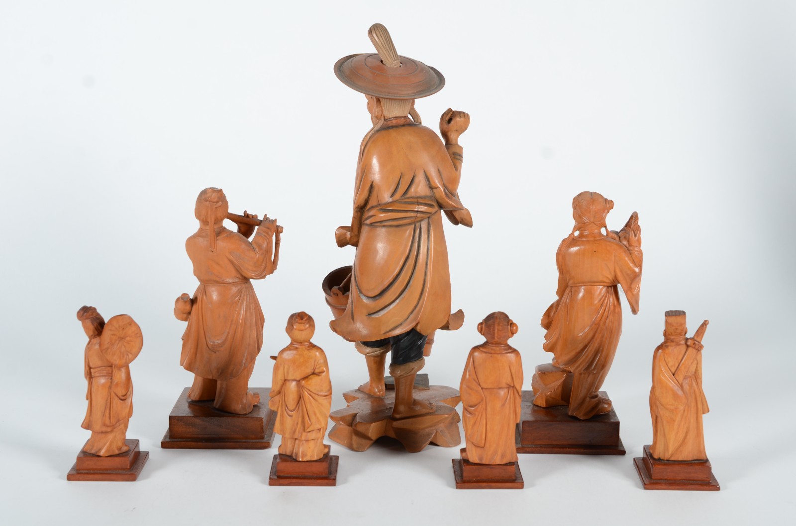 Conjunto com 7 estatuetas orientais esculpidas em madeira... - foto 3 de 5