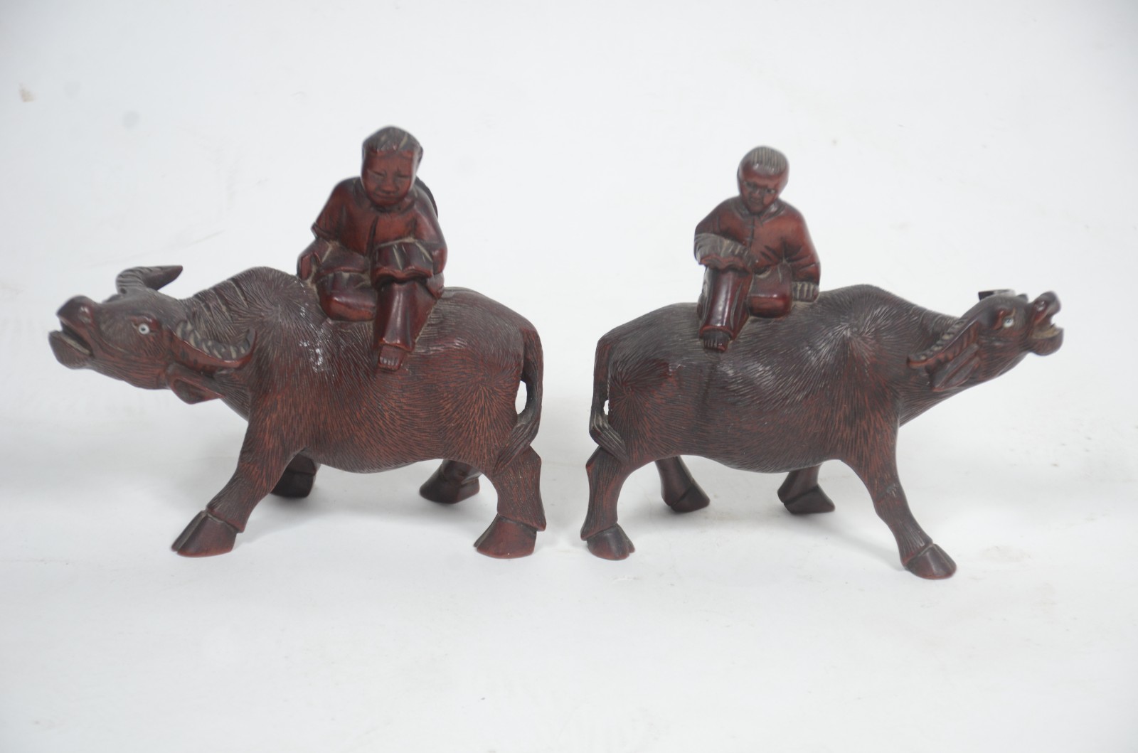 Par de figuras de madeira entalhada oriental representando crianças... - foto 2 de 5