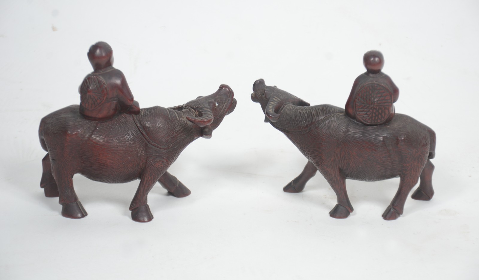 Par de figuras de madeira entalhada oriental representando crianças... - foto 4 de 5