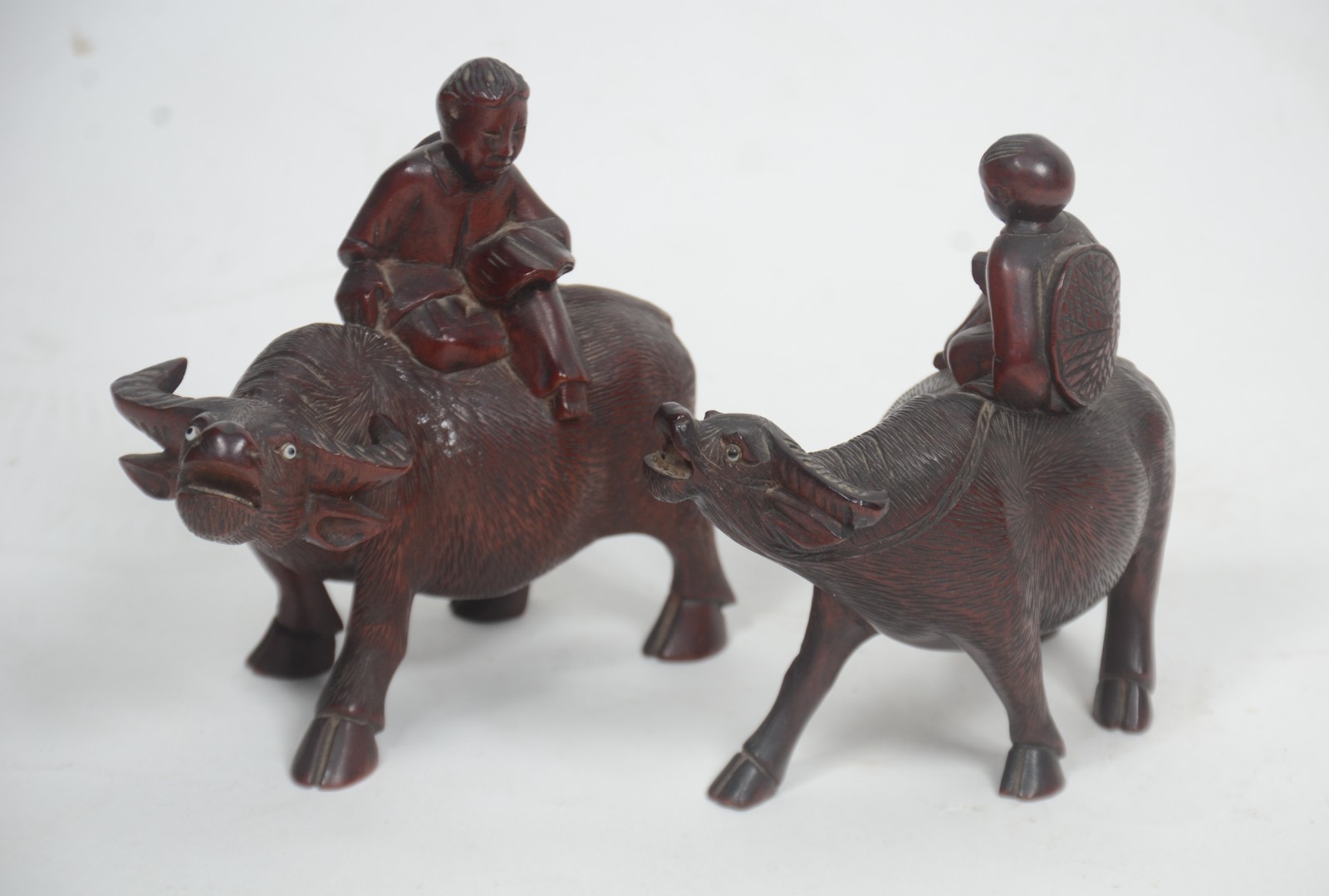 Par de figuras de madeira entalhada oriental representando crianças... - foto 1 de 5