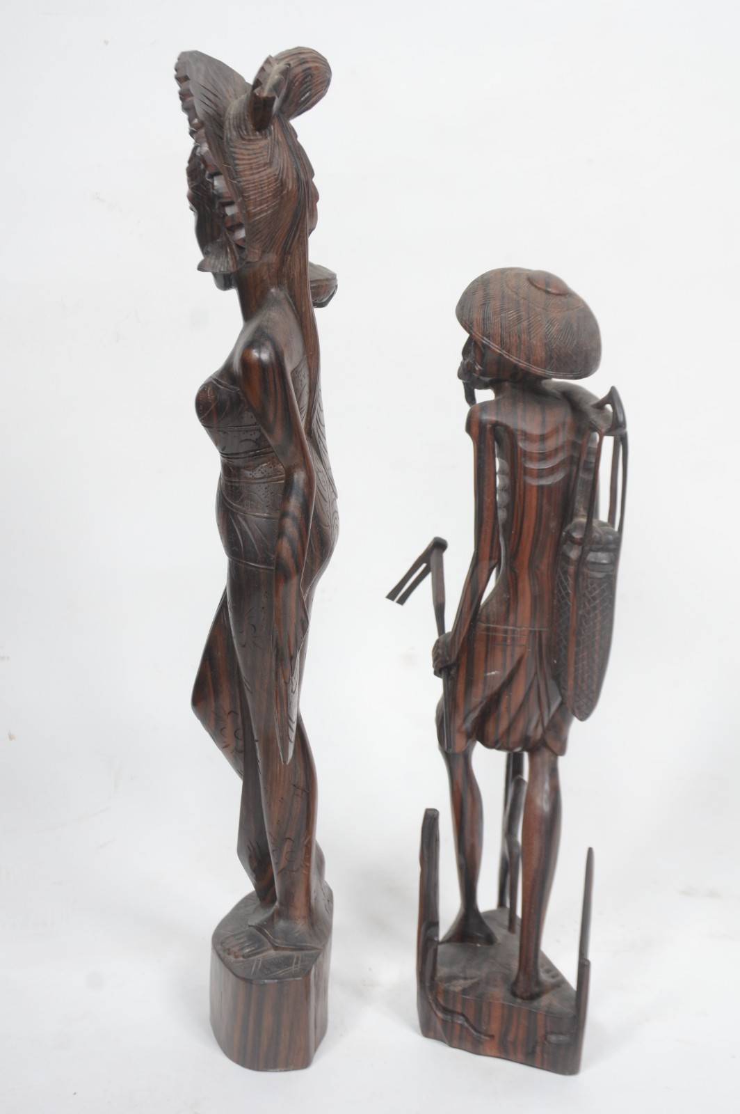 Duas figuras orientais de madeira entalhada. - foto 7 de 7