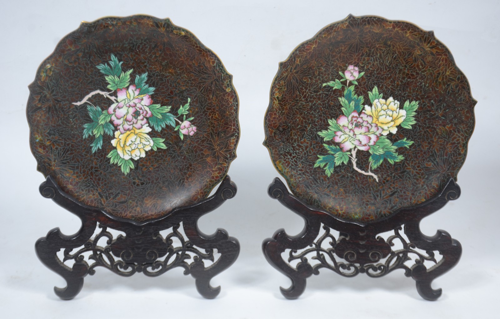 Par de pratos de cloisoné oriental com flores em policromia sobre... - foto 1 de 8