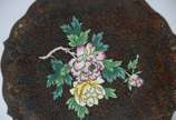 Par de pratos de cloisoné oriental com flores e... - Par de pratos de cloisoné oriental com flores em policromia sobre fundo escuro, bordas recortadas,  bases de madeira entalhada.