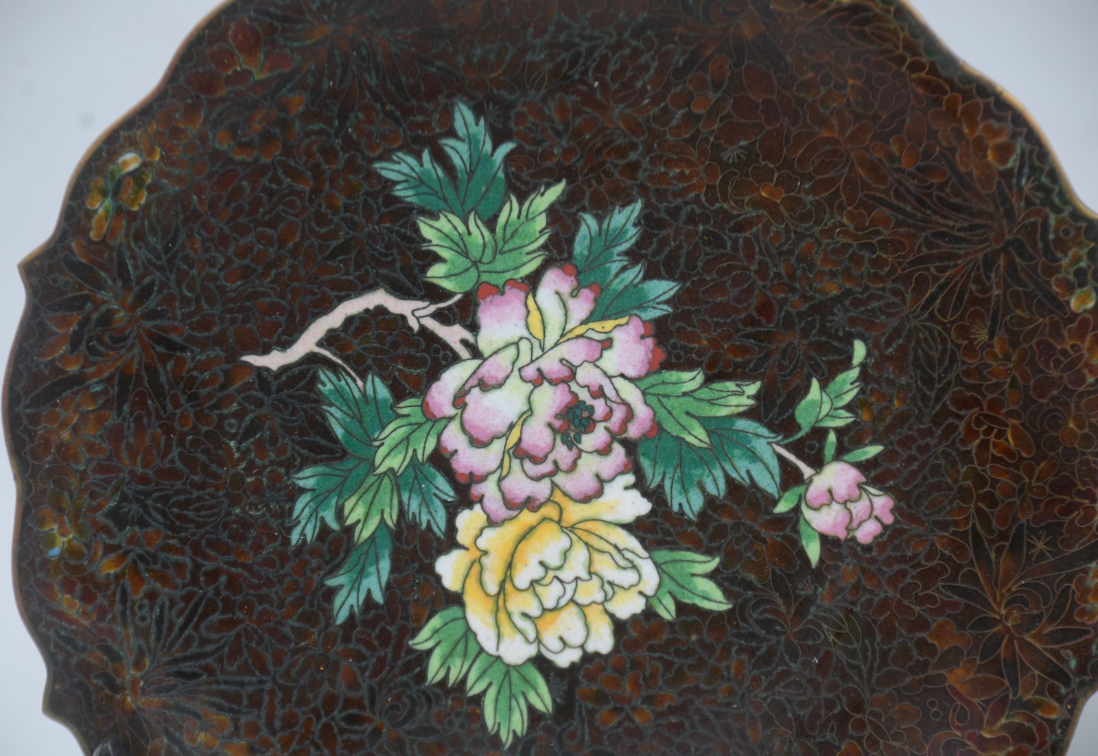 Par de pratos de cloisoné oriental com flores em policromia sobre... - foto 2 de 8