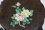 Par de pratos de cloisoné oriental com flores e... - Par de pratos de cloisoné oriental com flores em policromia sobre fundo escuro, bordas recortadas,  bases de madeira entalhada.