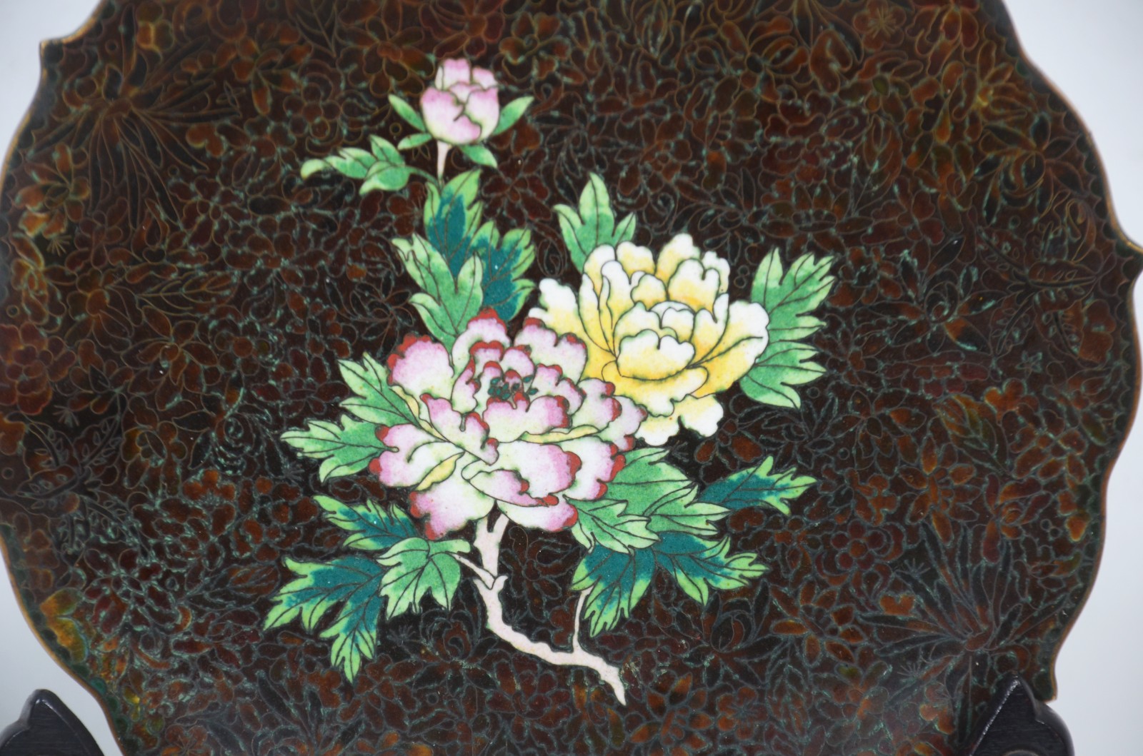 Par de pratos de cloisoné oriental com flores em policromia sobre... - foto 3 de 8