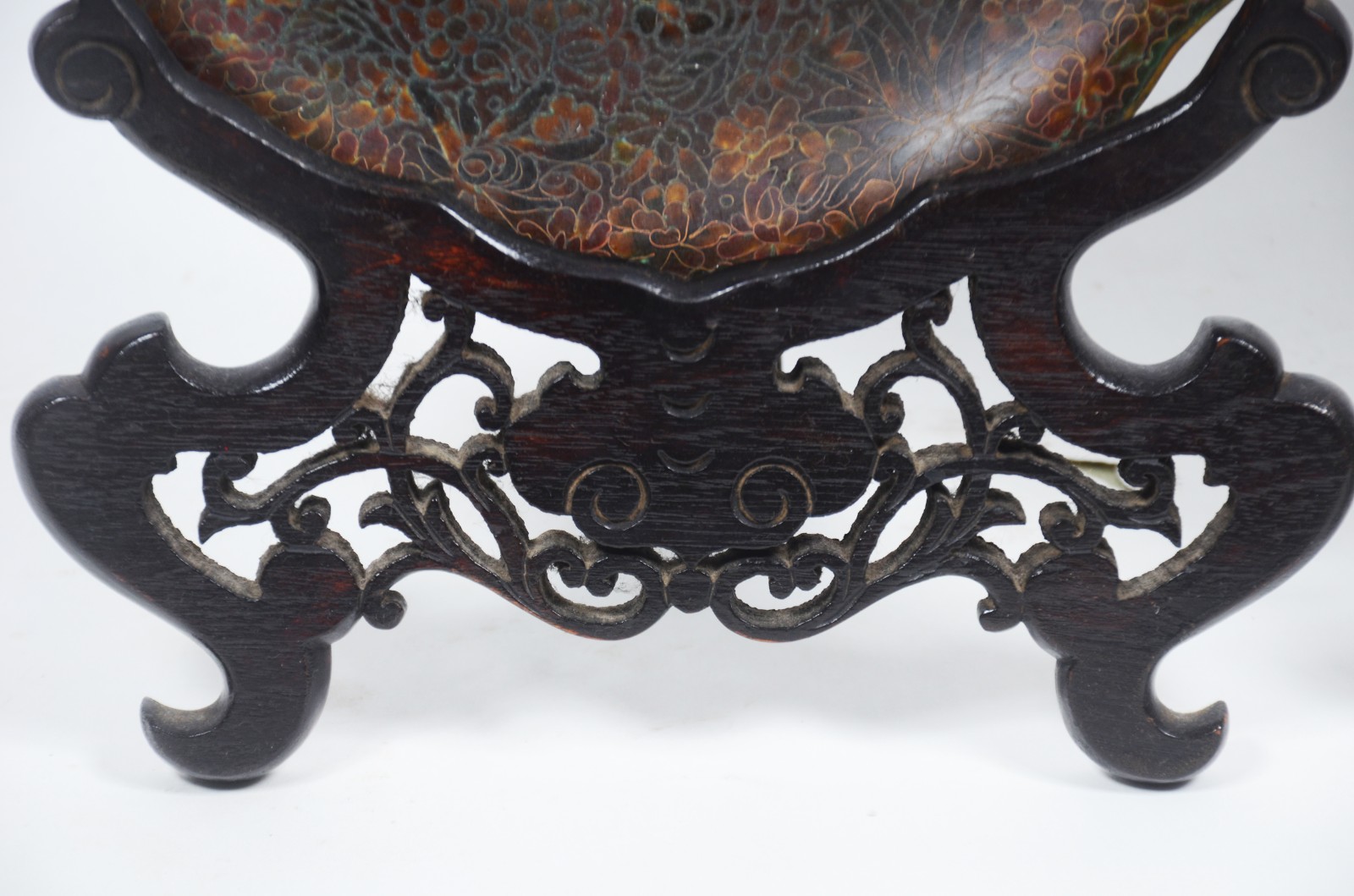 Par de pratos de cloisoné oriental com flores em policromia sobre... - foto 4 de 8