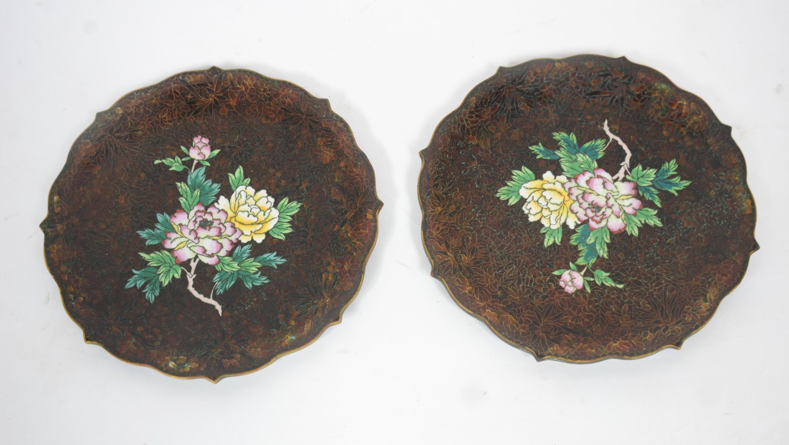 Par de pratos de cloisoné oriental com flores em policromia sobre... - foto 7 de 8