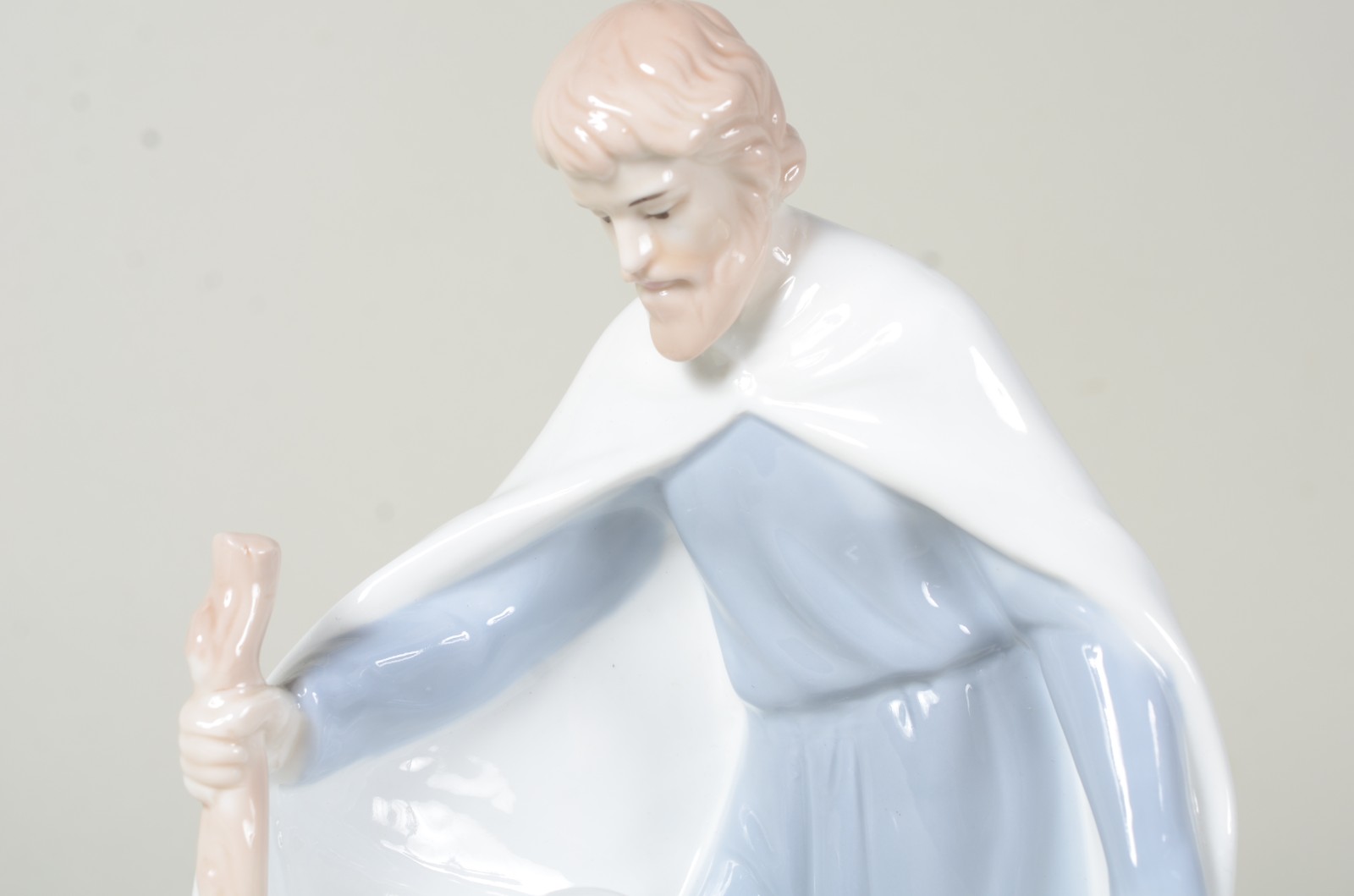 Estatueta de porcelana representando Sagrada Família. - foto 3 de 9