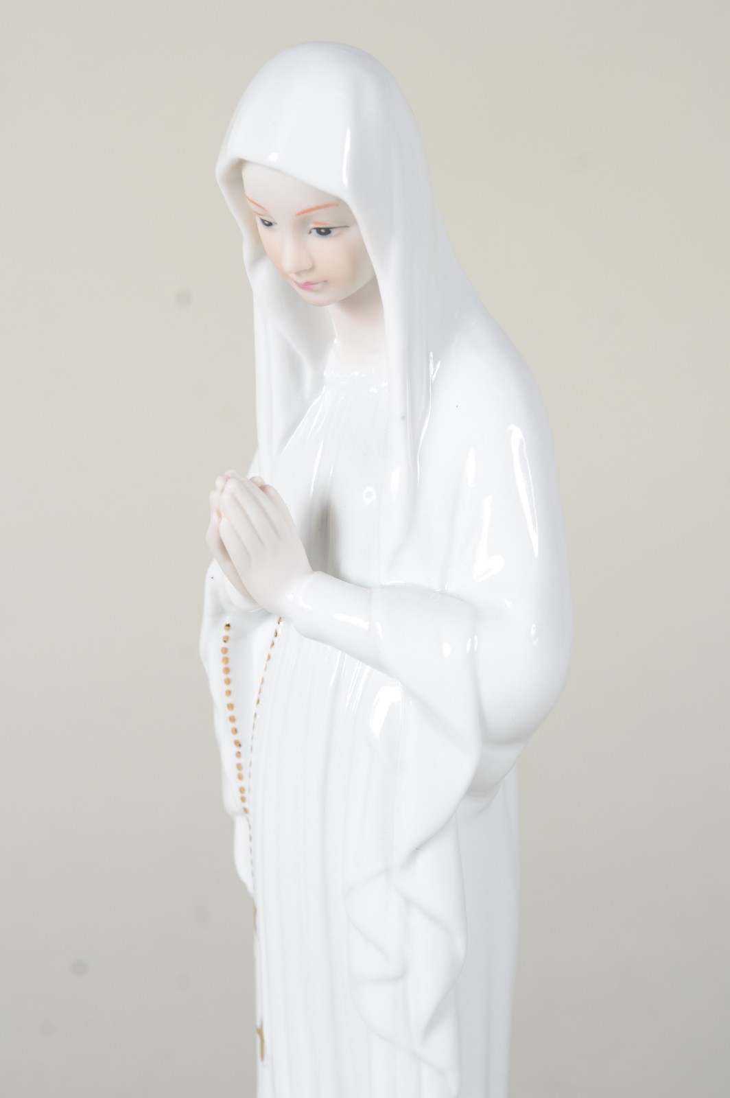 Estatueta de porcelana representando Nossa Senhora com rosário. - foto 1 de 8