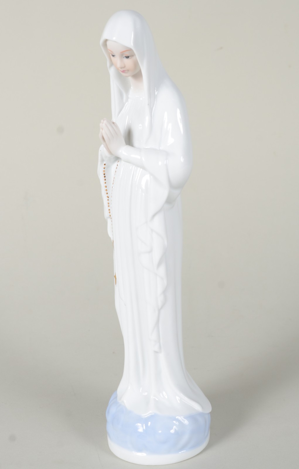Estatueta de porcelana representando Nossa Senhora com rosário. - foto 2 de 8