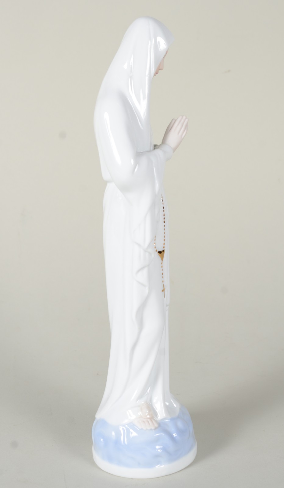 Estatueta de porcelana representando Nossa Senhora com rosário. - foto 5 de 8