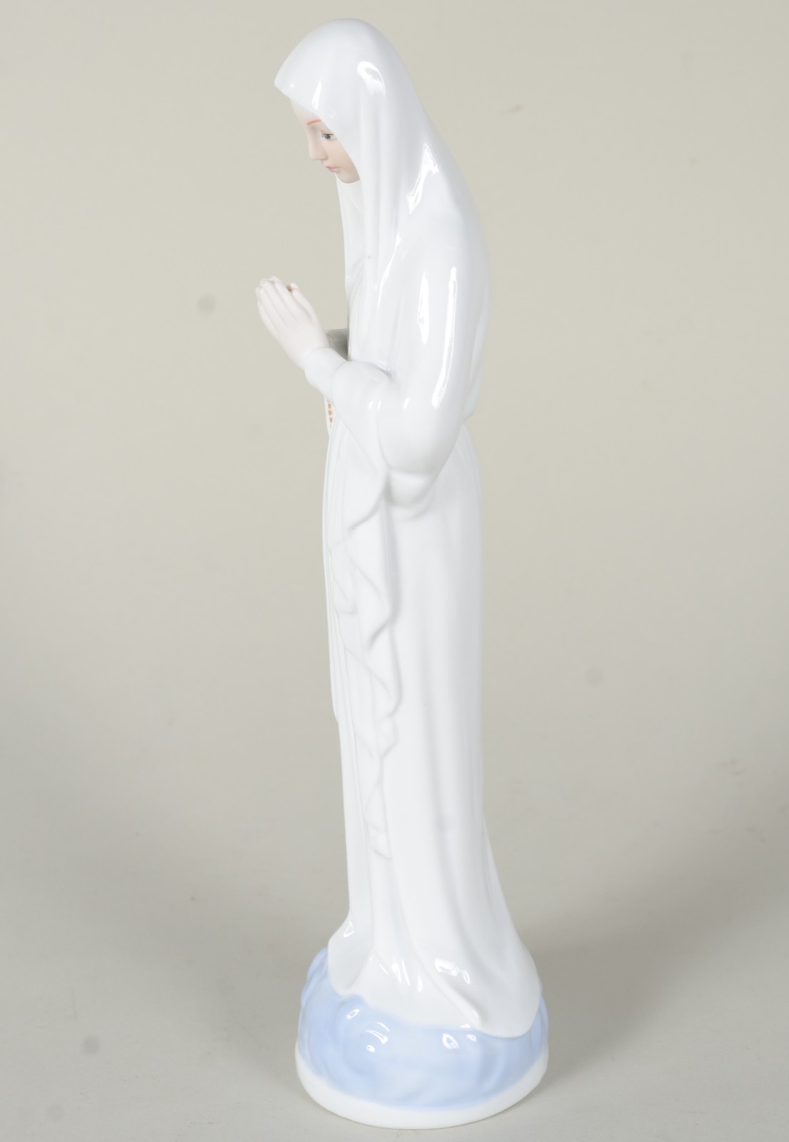 Estatueta de porcelana representando Nossa Senhora com rosário. - foto 7 de 8