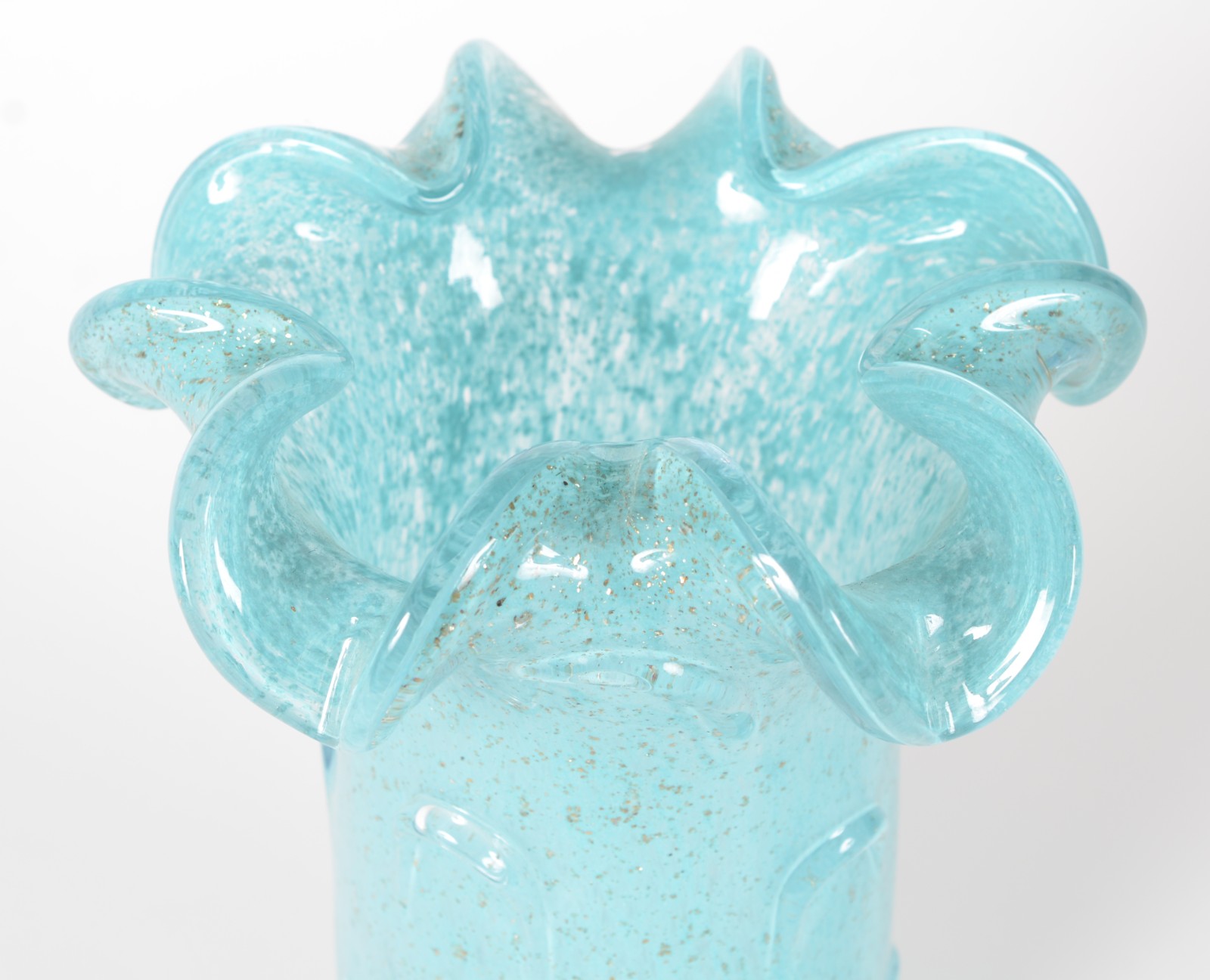Vaso de vidro decorativo na cor azul com relevos, borda trabalhada. - foto 2 de 6