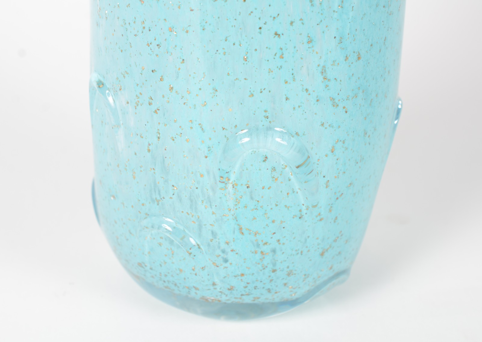 Vaso de vidro decorativo na cor azul com relevos, borda trabalhada. - foto 4 de 6