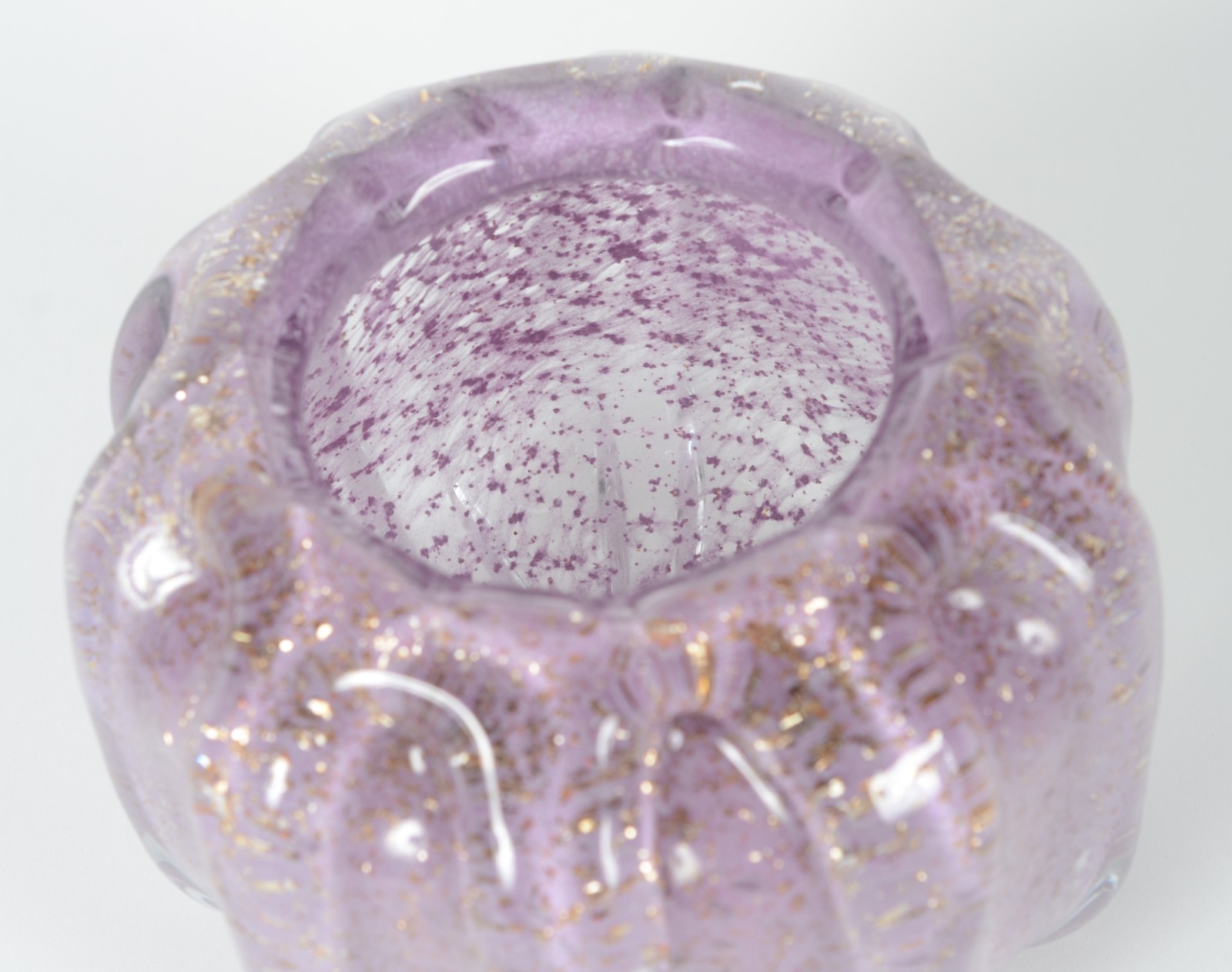 Cachepot de vidro decorativo na cor lilás com pó de ouro, trabalhado... - foto 2 de 4
