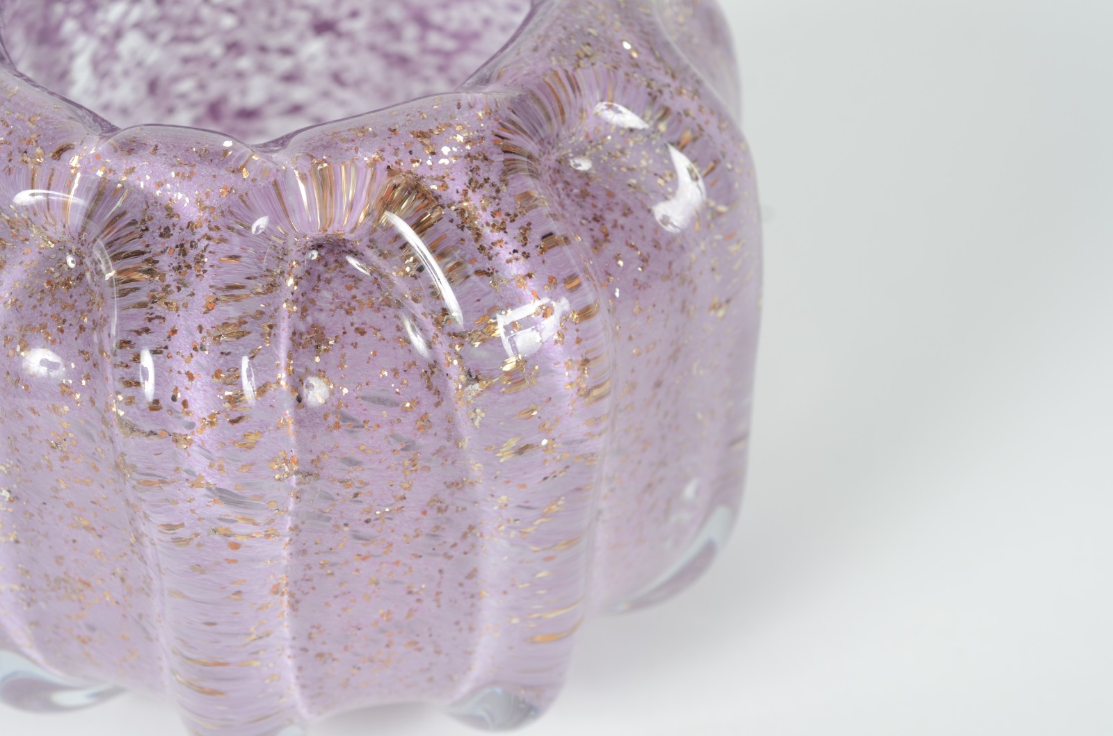 Cachepot de vidro decorativo na cor lilás com pó de ouro, trabalhado... - foto 3 de 4