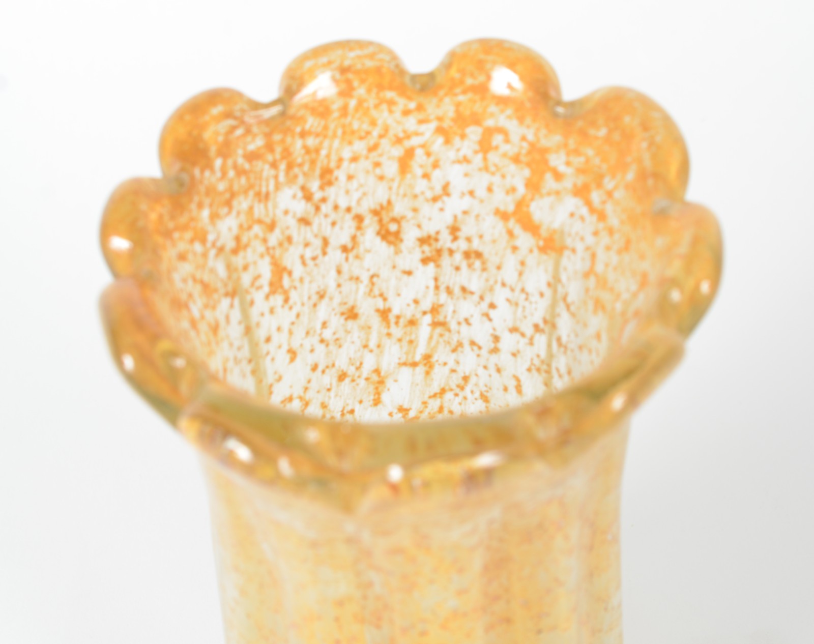 Vaso de vidro decorativo na cor amarelo, trabalhado em gomos. - foto 2 de 5